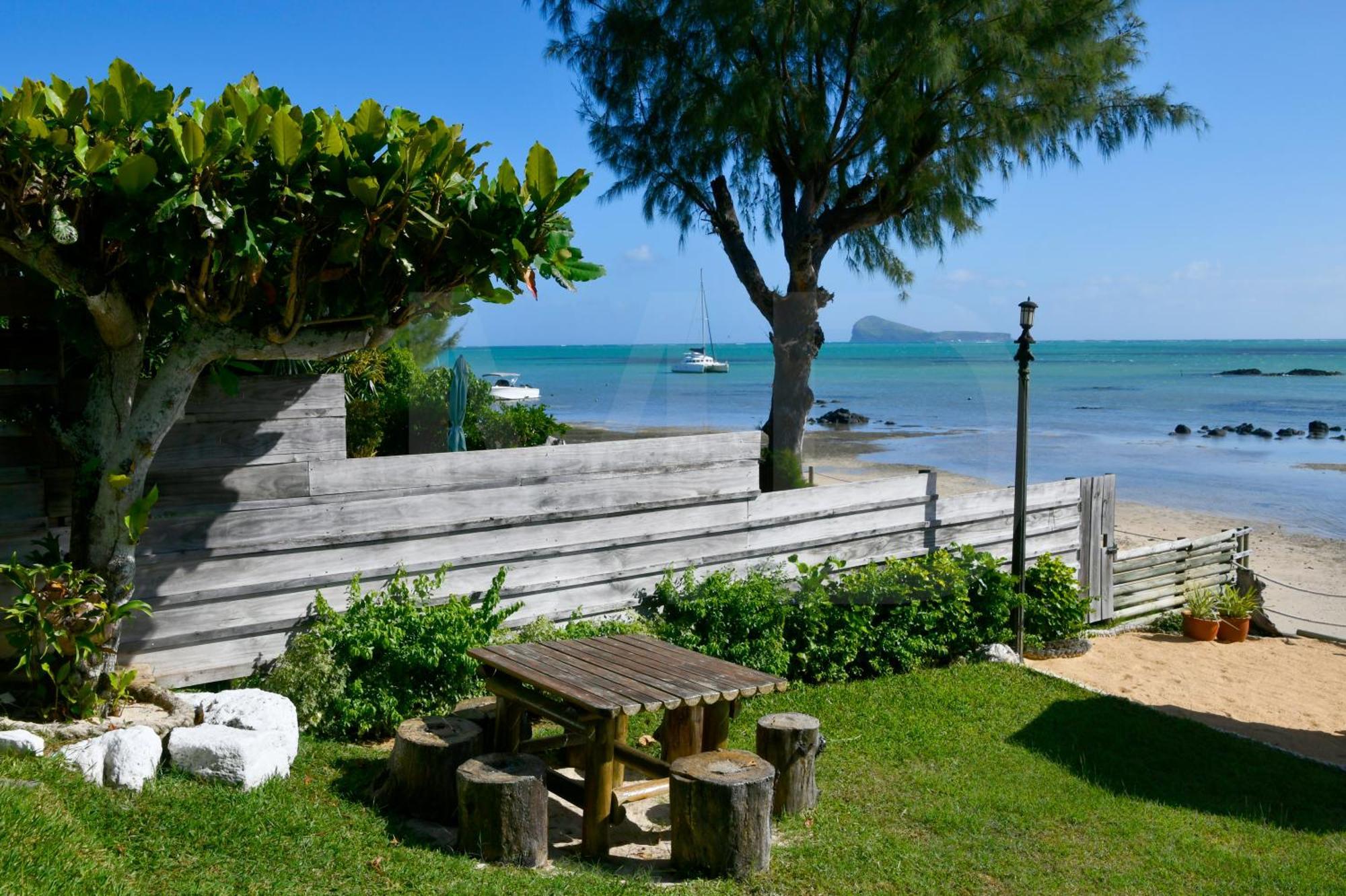 Meerana Cheerful Beachfront Cottage With Jacuzzi Grand Gaube Kültér fotó